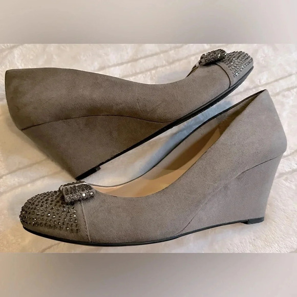 JESSICA SIMPSON Seley Wedge Gray Suede heels w/crystal accents & bows - size 8.5 - Picture 3 of 7